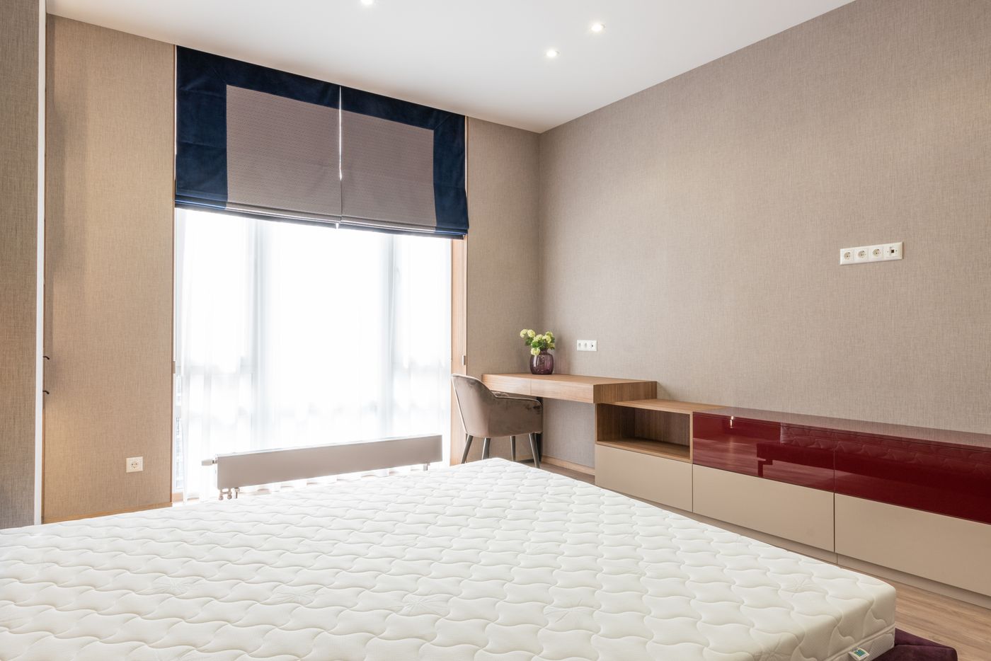 Matelas nu sur un lit, prêt pour un nettoyage en profondeur