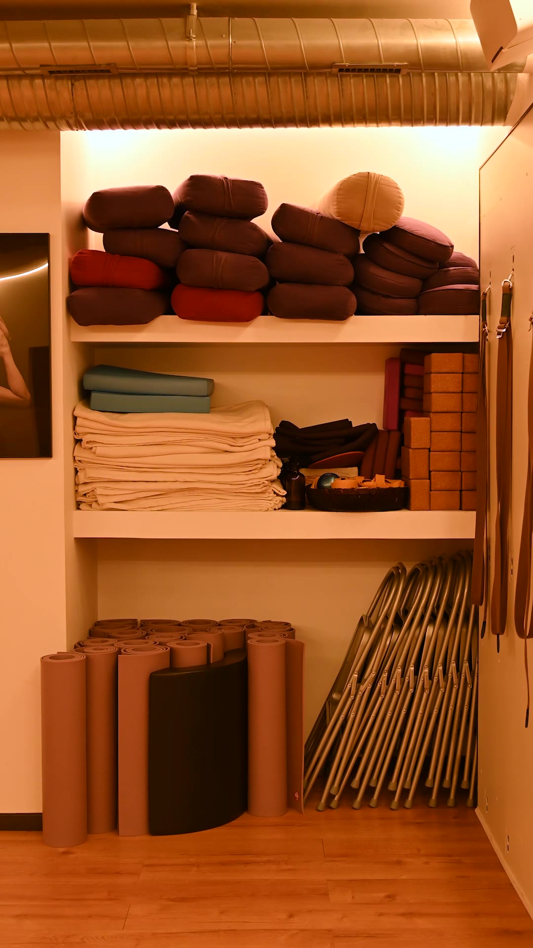 Tapis et bolsters nettoyés puis rangés dans un studio de yoga à Genève