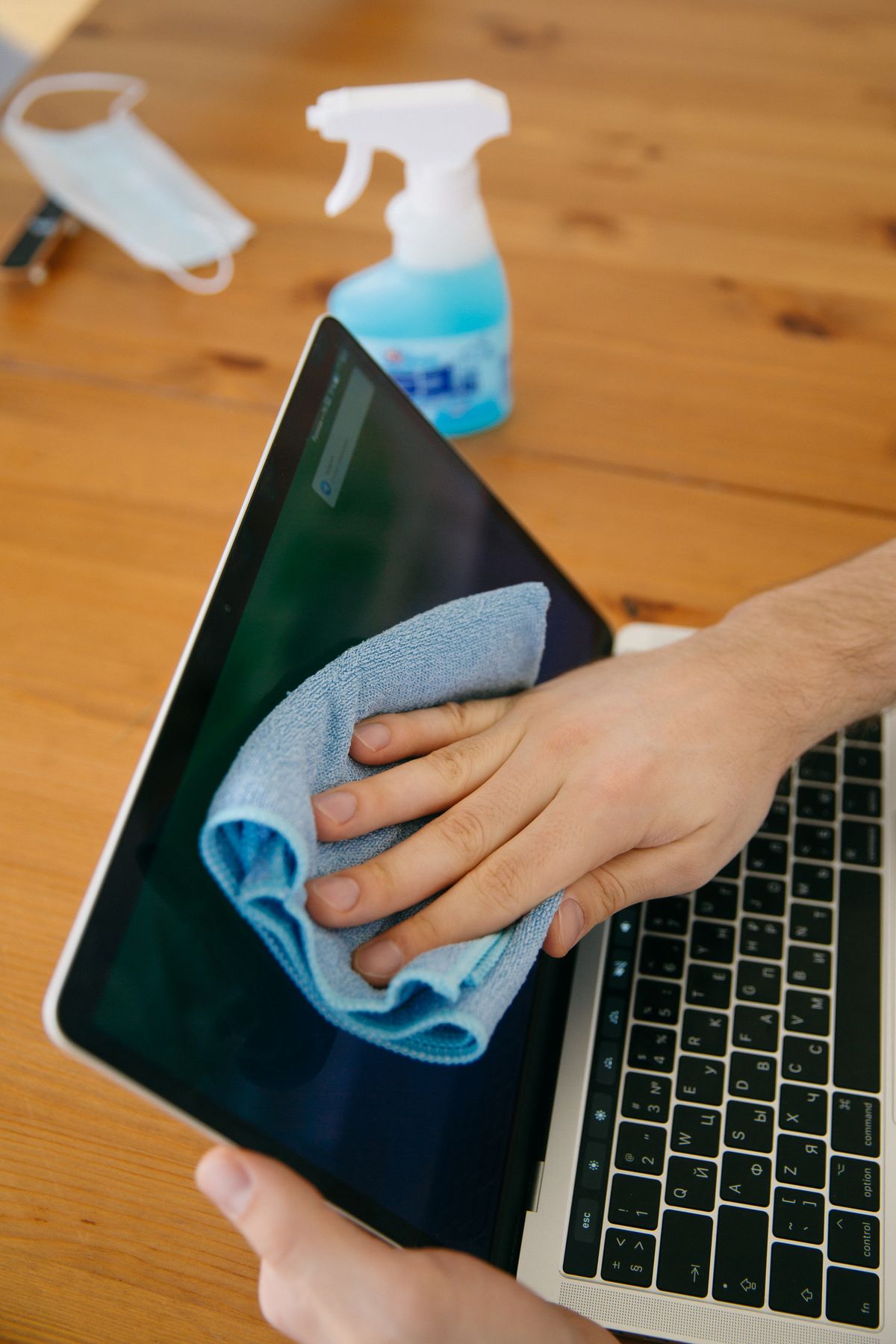 Nettoyage d'un clavier et d'un bureau à Genève
