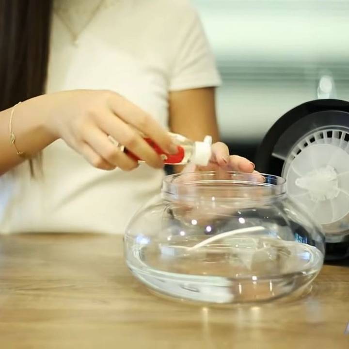 Quelques gouttes d'huile essentielle versées dans l'eau du diffuseur Purello
